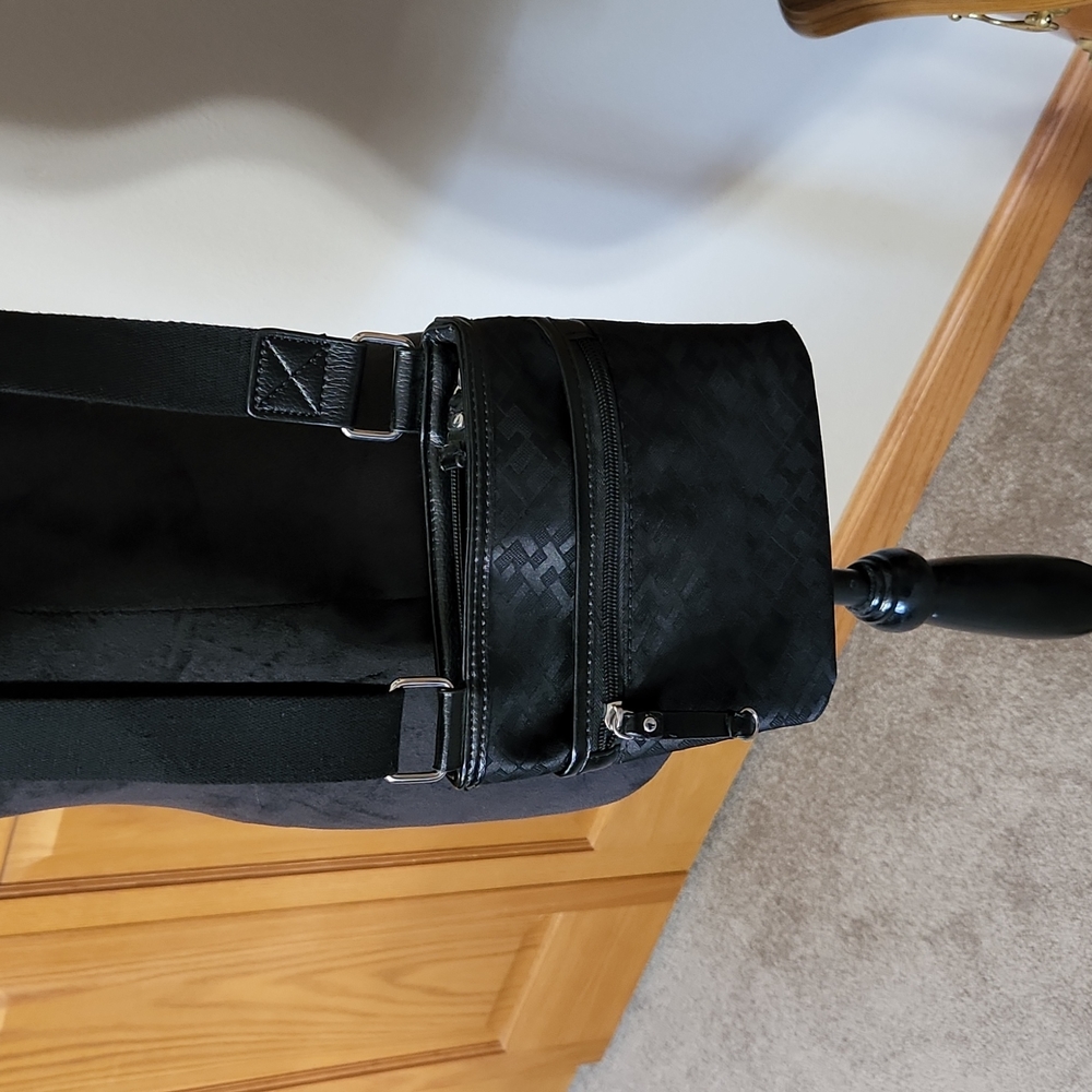 Tommy Hilfiger Black Crossbody Purse - Picture 3 of 6